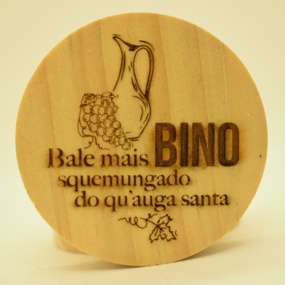 Tampa redonda de madeira clara com gravação a laser e texto em galego