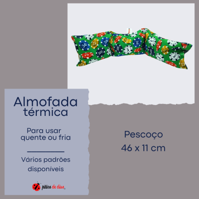 Almofada térmica pescoço com padrão de fichas de jogo coloridas e fundo verde.