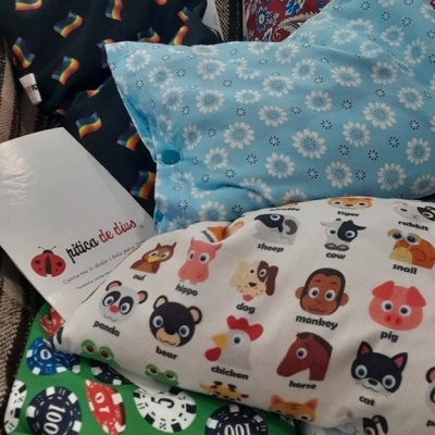 Conjunto de sacos térmicos com diferentes padrões coloridos e cartão com texto visível