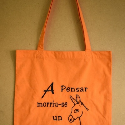 Saco de pano laranja com texto e ilustração de burro