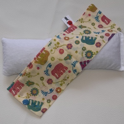 Almofada branca com capa estampada de elefantes coloridos e flores