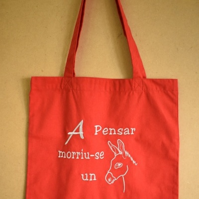 Saco têxtil vermelho com estampa branca e desenho de burro