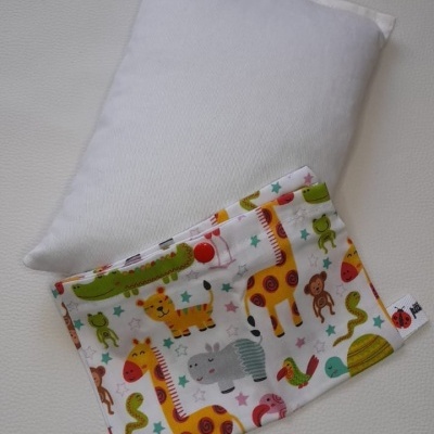 Almofada branca retangular com tecido colorido de animais