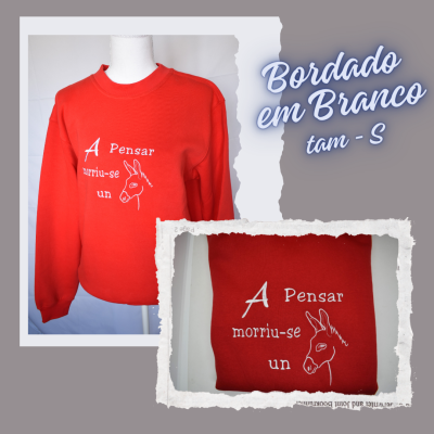 Sweatshirt vermelha bordada com texto e desenho de burro