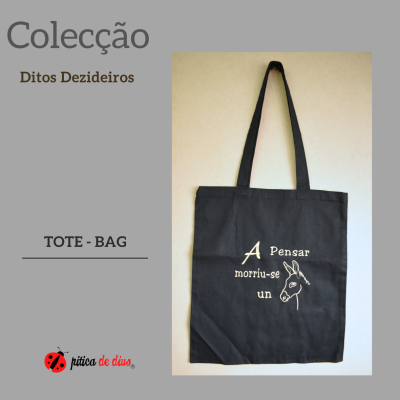 Saco tote bag preto com texto bordado e desenho de burro