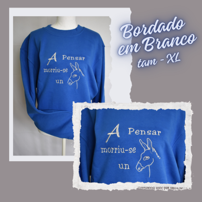 Sweatshirt azul tamanho XL com bordado branco e desenho de burro