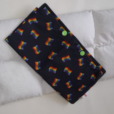 Almofada cinza com bolsa preta decorada com botas em arco-íris e botões verdes