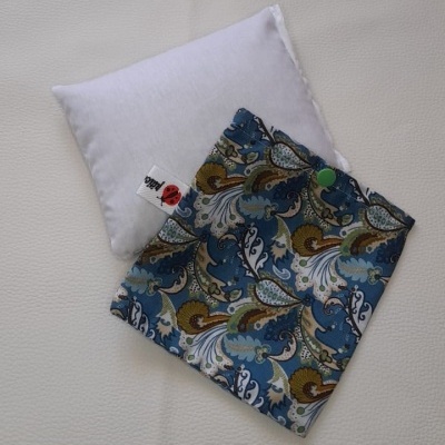 Almofada branca com saco decorativo branco com padrão colorido