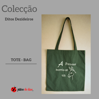 Saco tote verde com bordado branco e desenho de burrinho