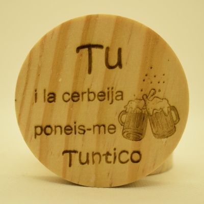 Tampa de madeira redonda com gravação a laser e ilustração de canecas de cerveja.