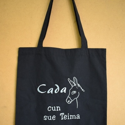 Mala de tecido preta com ilustração e texto branco