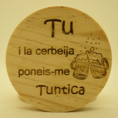 Rótulo redondo em madeira clara com texto gravado e desenho de canecas de cerveja