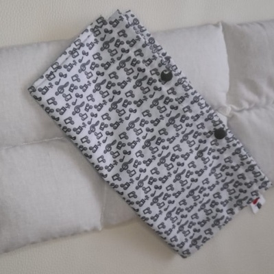 Sacos térmicos acolchoados em tecido bege e outro com bolsa de tecido branco com padrão de óculos pretos