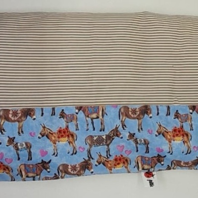 Travesseiro com padrão riscas e cavalos sobre fundo branco