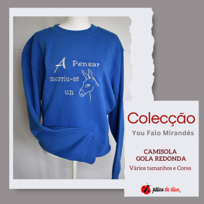 Camisola azul com texto e desenho branco, apresentada em manequim