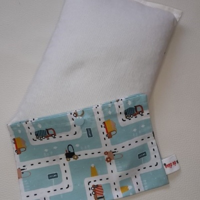 Travesseiro branco com capa estampada azul claro com carros e estradas