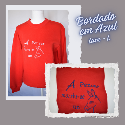 Sweatshirt vermelha com bordado azul e desenho de burro