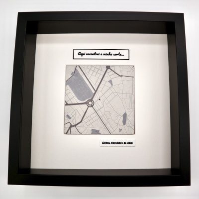 Mapa estilizado com relevo em moldura