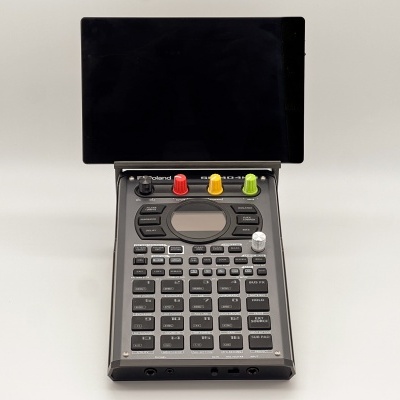 Suporte de mesa para Roland SP404 MK2 com ranhura para telemóvel ou tablet