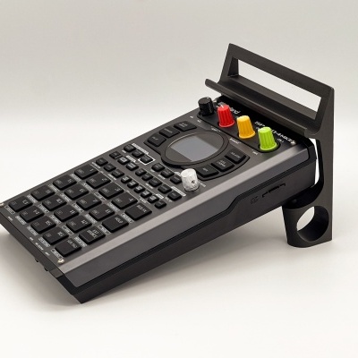 Suporte de mesa para Roland SP404 MK2 com ranhura para telemóvel ou tablet