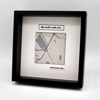 Mapa estilizado com relevo em moldura