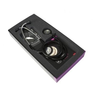 Auscultador médico preto em estojo dentro de caixa roxa e preta