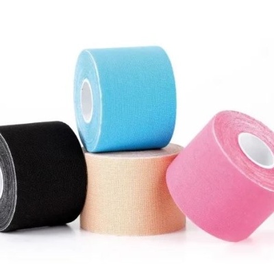 Quatro rolos de fita desportiva em várias cores sobre fundo branco