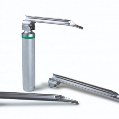 Conjunto de laringoscópio metálico prateado com várias lâminas