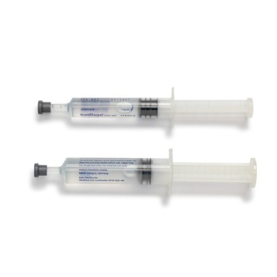 Duas seringas transparentes com gel Instillagel e texto impresso nas embalagens