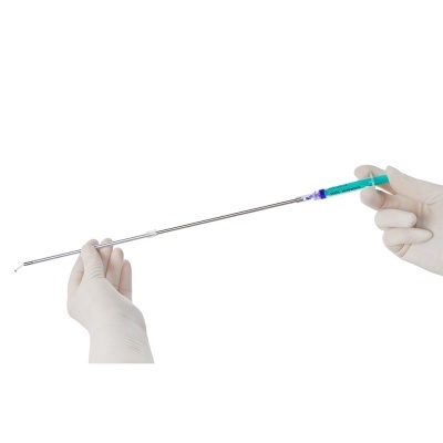 Instrumento médico longo e fino com ponta curva em mãos com luvas brancas