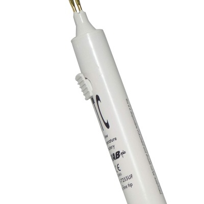 Instrumento elétrico branco com haste metálica na ponta