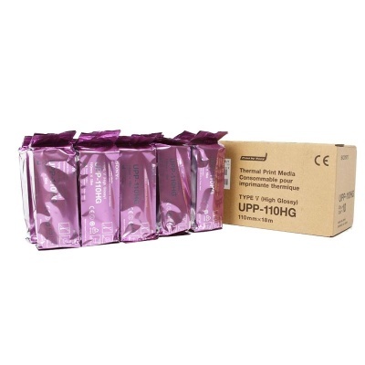 Cinco rolos de papel metálico roxo e caixa de papelão castanha com texto