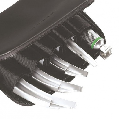 Conjunto de laringoscópio com lâminas metálicas e cabo verde dentro de estojo preto