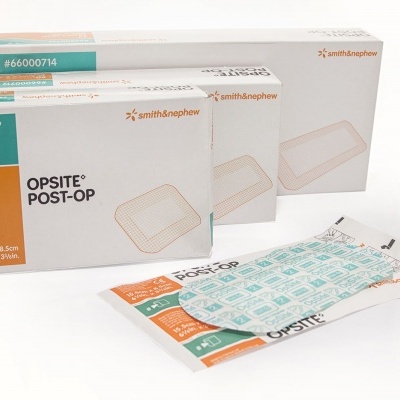 Caixas e curativos OPSITE POST-OP da smith&nephew em fundo branco.