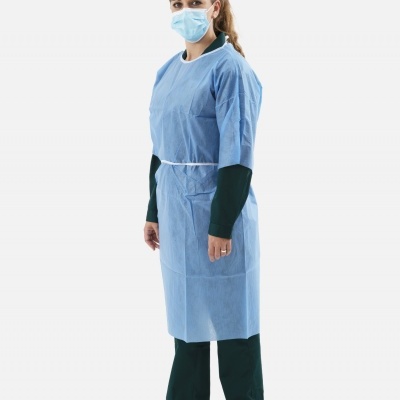 Pessoa com bata descartável azul e máscara em fundo branco