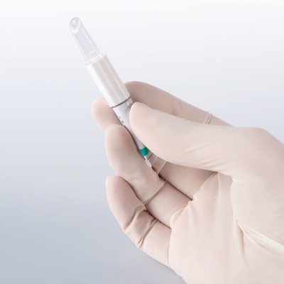 Mão com luva médica segura seringa e dispositivo médico