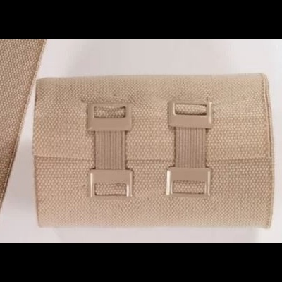 Carteira ou bolsa bege de tecido com presilhas retangulares e alça larga.