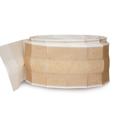 Rolo de fita adesiva castanha com parte levantada