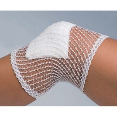Rede elástica branca com compressa branca num joelho