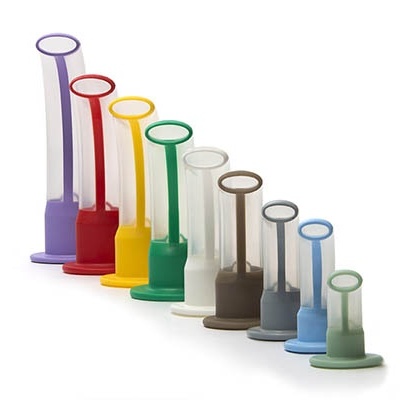 Doseadores de plástico coloridos em vários tamanhos alinhados