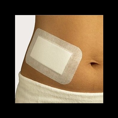 Penso adesivo branco retangular em pele do abdómen