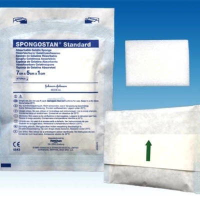 Esponja médica absorvente SPONGOSTAN Standard em embalagem e produto branco com seta verde