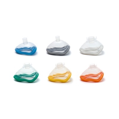 Máscaras de ressuscitação em várias cores sobre fundo branco