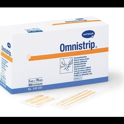 Caixa de curativos adesivos Omnistrip Hartmann com curativos expostos em frente