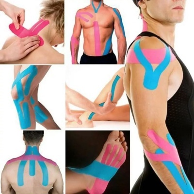 Fitas de kinesiotaping aplicadas em várias partes do corpo em azul e rosa