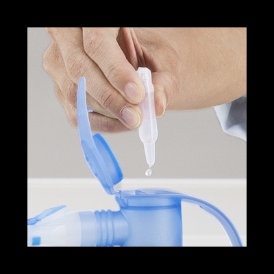 Mão segurando conta-gotas acima de tampa plástica azul clara