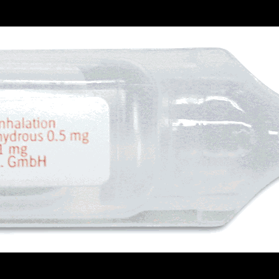 frasco plástico translúcido com solução para inalação e texto impresso