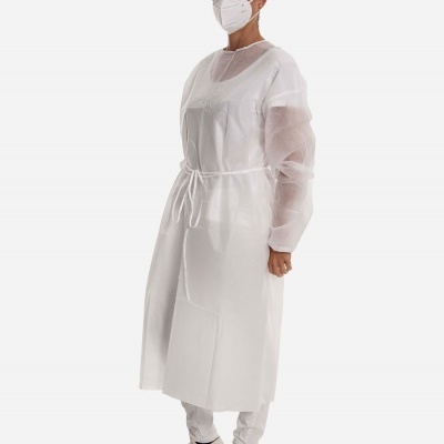 Pessoa com bata descartável branca e máscara em fundo branco