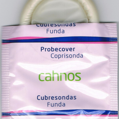 Preservativo em embalagem rosa e branca com texto imprimido