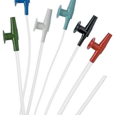 Seis tubos de plástico com pontas coloridas em fundo branco